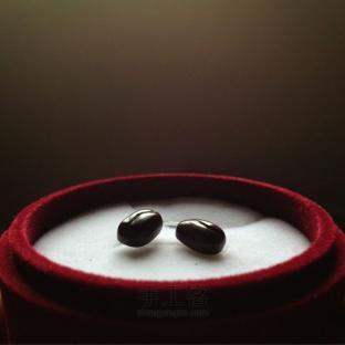 边角料的春天.檀木咖啡豆耳钉