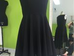介绍一款比较简单又有特点的小黑裙，分体设计，后背拉链，裙摆属于太阳裙，前短后长。打造专属于你的美丽！