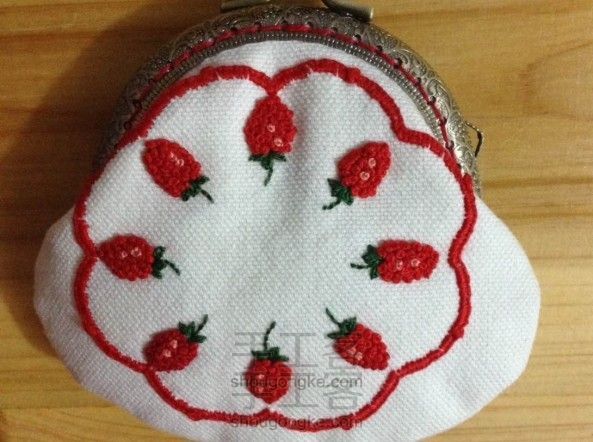 草莓刺绣口金包