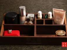 一个卯隼组合式的化妆品收纳盒