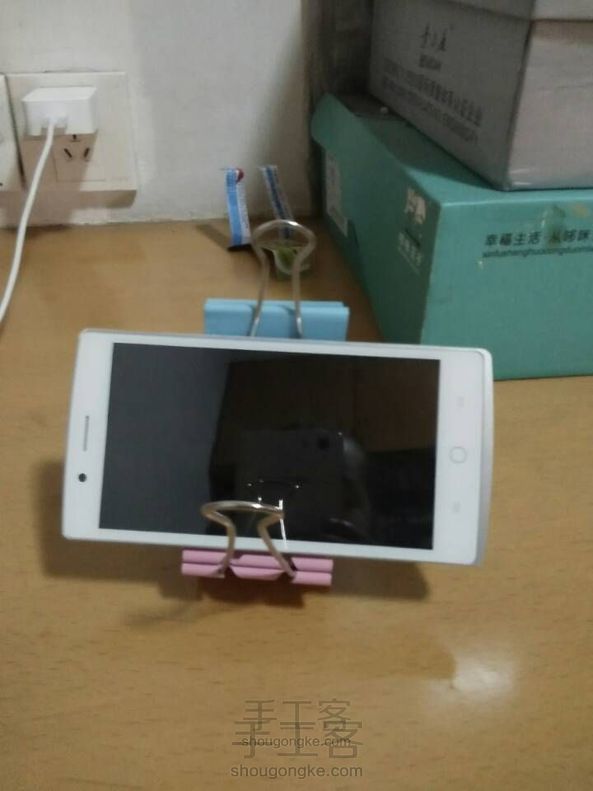 用长尾夹做手机支架