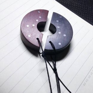 木 同心圆情侣吊坠。