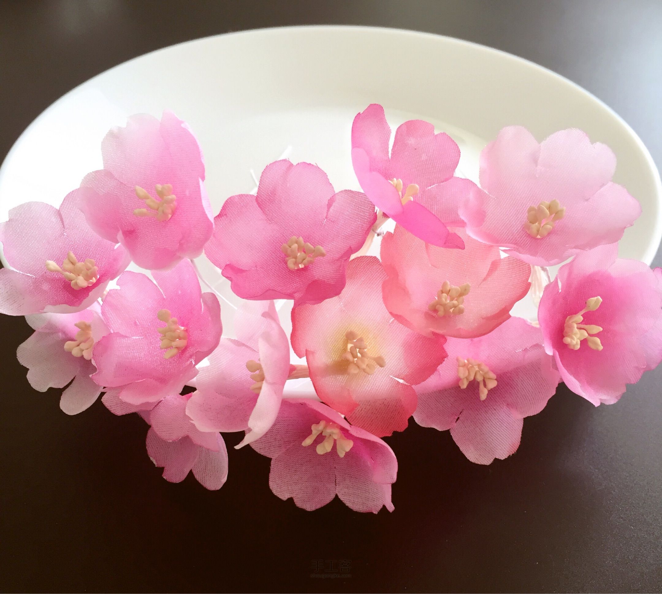 制作樱花系列的烫花，分为四个步骤：剪—染—烫—粘。