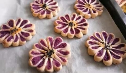 集酥脆和美貌于一身的/紫薯菊花酥