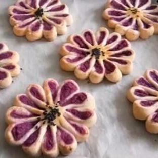 集酥脆和美貌于一身的/紫薯菊花酥