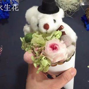 永生花“蛋筒”小熊花束的做法