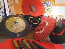 日本手工雨伞淀江伞制作过程,类似于油纸伞制作教程视频 日本手工雨伞淀江伞制作过程,类似于油纸伞制作教程视频