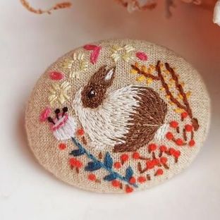 小兔子花草刺绣--胸针