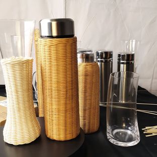 类似竹编扣瓷的藤芯编织水杯教程，单调的水杯编织出不一样的创新