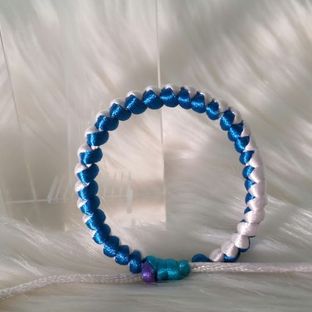 用两根废线做了一条手链，简单耐用，比商店买的还时尚