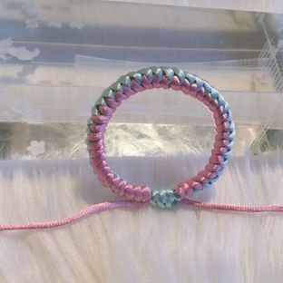 用简单的两根线就能编一条手绳，一分钟学会，成本不到三角钱