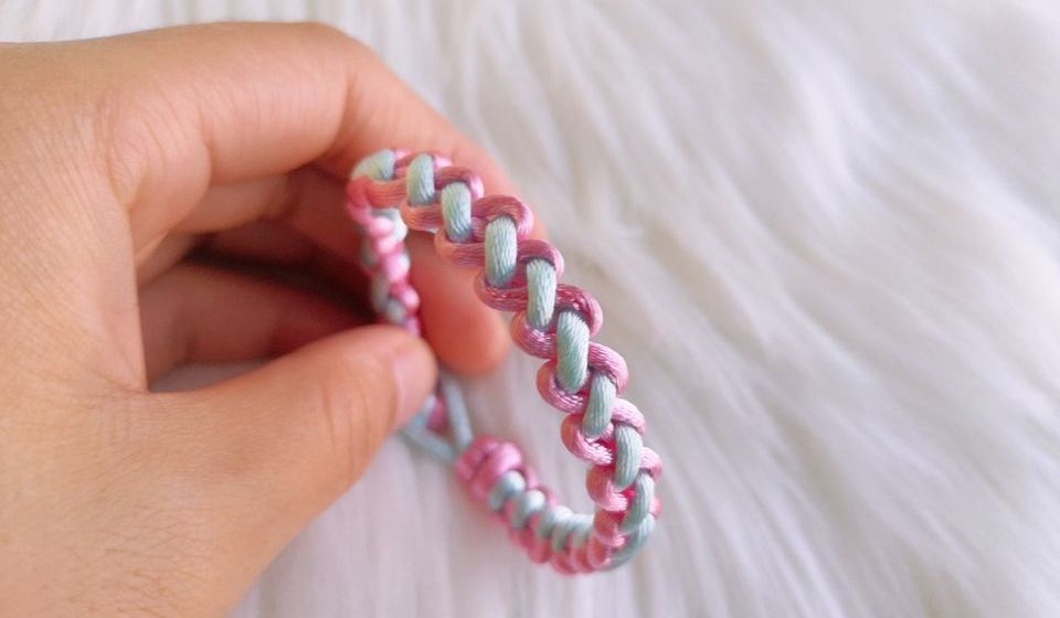 两根线就能编一条情侣手绳，制作简单又好看，给心爱的他做一条吧