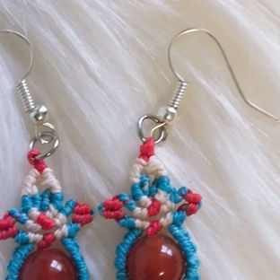 三根线和两颗废珠就能编出一对耳环，成品太惊艳，只要看完都会编