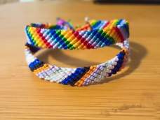 七色彩虹手绳详细教程，大人小孩都适合戴，给小宝宝编一条吧！