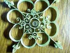 用的是小时候的作业本纸，大概7毫米厚，也没有找到原来的乳胶，就是普通的胶水粘了粘，用时大概50分钟。虽然因为纸软粘的不直_(:_」∠)_
但是粘完了还是觉得很好看 o(￣▽￣)ブ