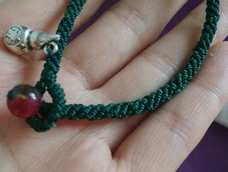 金刚结做扣眼儿，玉米结编手链，结尾处加一小葫芦