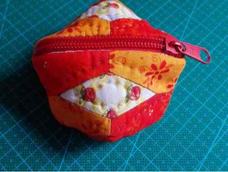 @拼布童话 的作业：耳机线收纳包。制作精致，配色也不错，还做了第二种配色哦！/强/玫瑰/玫瑰