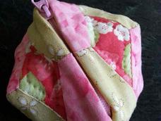 @一家四口 的耳机作业，配色很恬淡。像春日的桃花。