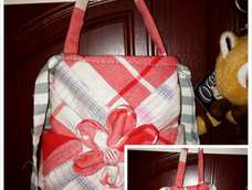 教程很赞，忍不住马上做了，心急没做好，也没做完，先晒图，去吃饭了，回来再做最后的花朵，有空还会做第二个的，感觉里面可以加小拉锁包，放钥匙什么的，就不怕掉出来了😁我用的颜色感觉太靠色了，对比强烈些会更好