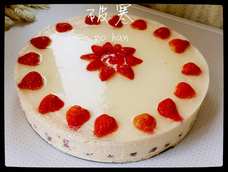 做了一个十寸的乳酪慕斯
昨晚历史上第一个成功戚风就这么用掉了
好有成就感 这么美