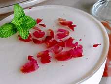 没有樱桃就用玫瑰花瓣，草莓季节过了，就换了桑葚，挺好吃的，就是切下去不整齐，影响美感了。感谢山谷家的配方！