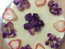 上来交作业嘿嘿 镜面用的玫瑰花泡的水 奶油奶酪没到货就没用 加的两盒草莓酸奶 谢谢山谷的配方 还有怎么脱底模啊?