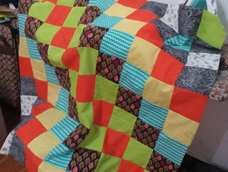 机缝对好布的尺寸后确实效率高很多，第一个图拼了应该有一个星期，第二个图裁布用一天，拼合也就一天就结束了