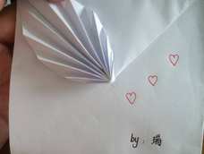 可以在信封上自己涂鸦，今天就只有两只笔，我想把它全部涂成淡粉色