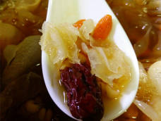 红枣枸杞银耳薏米汤。