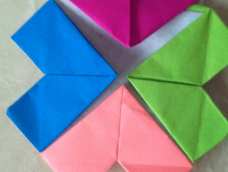 本来要折四叶草的，结果只有一张绿色纸了，于是变成了一朵五彩一是。^_-