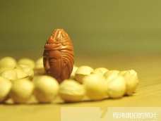 学习李老师的作品
第一次的橄榄核雕,第一次的人物雕刻
早先没打孔,然后,然后就杯具了!