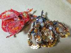 昆虫家族这次有新成员,娇羞的女汉子小红和华丽丽的傲娇男小金。做完他两我就得努力的给姐姐大人绣挂件了😂😂😂😂😂