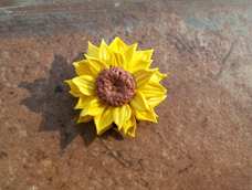 向日葵粘土胸针……跟着咱们家小五做的 时间有点赶没认真做 哈哈哈 小五表打我啊 想学的同学请看教程【然而这里有传送门】