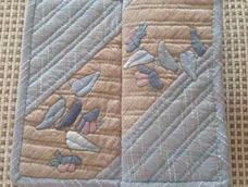 薇雨团做:咋说呢 没有裁剪好 导致周边不直了 (花说我一直没有脱离作品歪曲的境界 我画竖线不直 难道做手工也不直吗 😢)嘻嘻 但是成品美美的 ❤💫🎊 主要还是雨姐的眼光独特 耐心又細心 🍒🍭可是帮了我不少大忙啊 😘 🌹🌷🌺🌻🍀