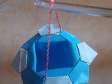 采鲜花的小姑娘,挎着花篮去花园