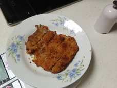 为了省油，炸猪排变成煎猪排。