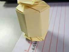 塞进去两节意思就是本来纸是长条的嘛，把它卷起来，插好，然后再开始折
