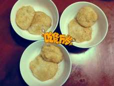 #中秋#四川人的中秋吃糍粑😊 八月中秋吃糍粑起源于2000多年前的春秋战国时期,是人们为纪念楚国大将军伍子胥而流传至今的传统习俗。通常人们把过中秋看成仅次于春节的农历节日,素有“小年”之称。糍粑是一种信物,圣洁的食品,八月中秋舂糍粑,吃糍粑赏月活动即喻示家家团结幸福、吉祥如意。