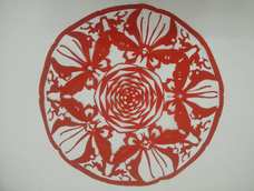 这学期学的真多，不是剪纸就是黑白木刻，对于美术生的我来说就是什么都要会一点，感觉自己慢慢爱上了剪纸。