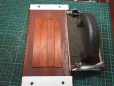 超级简化版书签打磨工具——就地取材，捡了楼下装修用的废料地板仿的一个书签打磨器，没电动工具，只能纯手动，没夹持工具，就用螺丝和木板来夹下面的砂纸！