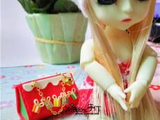 【Xiaox手作】圣诞主题粘土小包包！俺LG大大给俺买了娃娃做圣诞礼物，超开心哒！正在努力研究给娃化妆做头发衣服什么的，哈哈