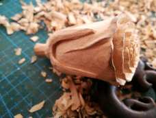 为了方便挂绳 底下留了一个花骨朵儿