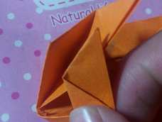 有些宝宝,第八步不会,现在附图:首先立起来,往旁边的一个角里面的插,四边都这样,一个美丽的玫瑰花就好了。后面贴上双面胶粘到墙上或者别的地方可做装饰哦😊