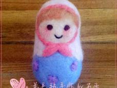 羊毛毡制作的套娃，加了腮红就更可爱了。