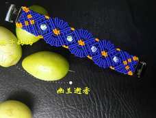 青花手绳教程来啦,各位的线要适当加长哟,因为我的成品只有13cm长!不一定人人能戴进去哟!😜