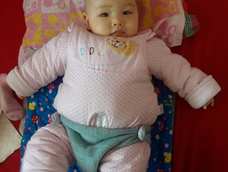 全程手工缝合 做了半天才做好 用我的打底裤跟秋衣做的 好在宝宝穿着刚好 也算没白做