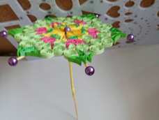 这是我做的伞,没有那么多的珠子,就没有在中间放珠子了!