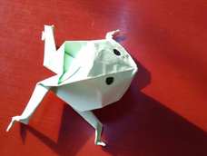 跳的时候总是翻不过来 而且跳不远 这种折法适合观赏 实用性不强 不过挺神似的