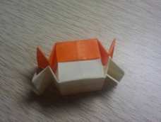 来来来,我改进的糖果,下次会教大家。为了美观而且不会被压扁,我涂了指甲油~