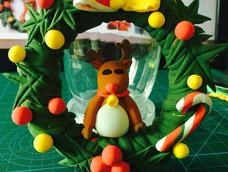 用超轻粘土做了个,很容易干,好多做的很粗糙。做的大了,不能做毛衣链,就这样摆着吧。